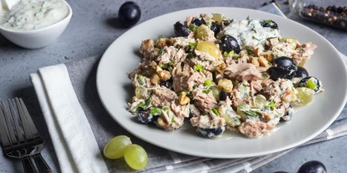 Resep salad sederhana dengan anggur, tuna dan kacang-kacangan