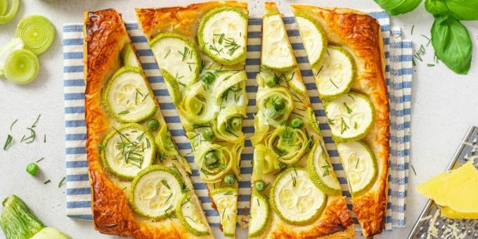 Pai puff pastry dengan zucchini dan daun bawang