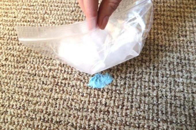 Cara membersihkan karpet dari karet