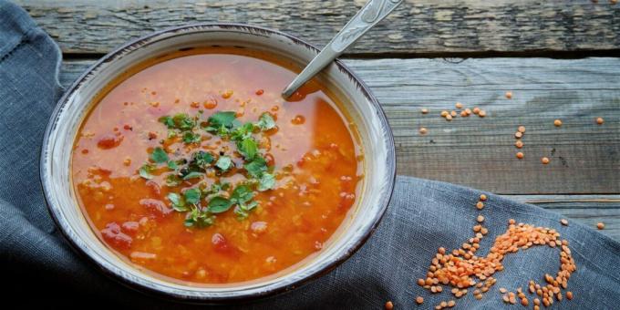 Sup dengan lentil merah dan tuna