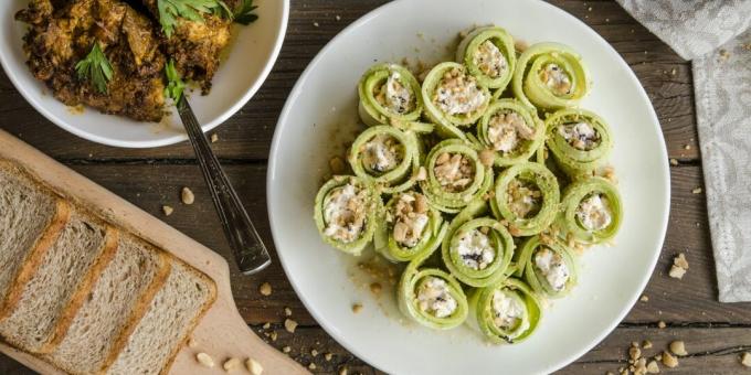 Zucchini gulung dengan ayam dan kenari