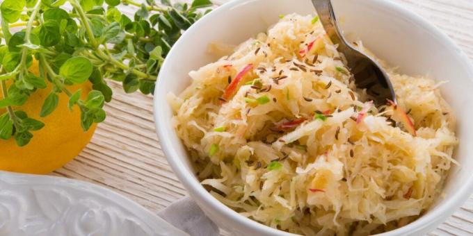 Salad Polandia dengan sauerkraut dan apel