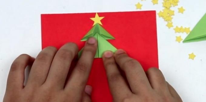kartu Natal dengan tangan mereka: lem potongan kedua
