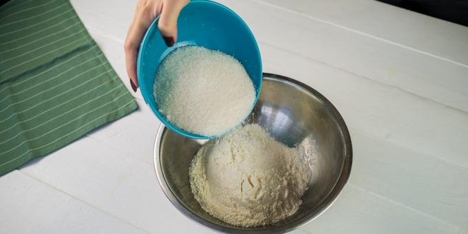 Cake resep dengan pir: Campur tepung dan gula