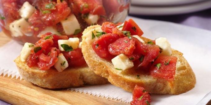 makanan ringan sederhana: Crostini dengan tomat dan mozzarella