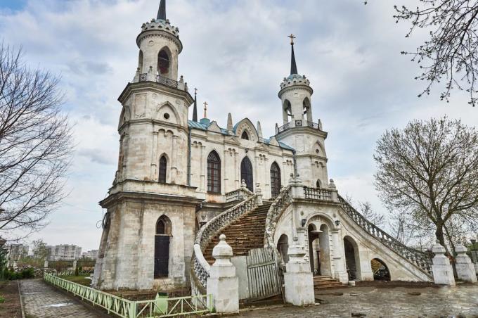 Weekend di negara ini. Excursion. Gereja Our Lady of Vladimir