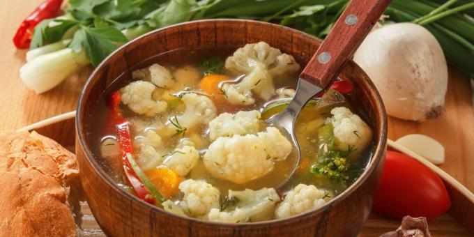 Sup dengan kembang kol, kacang dan sayuran