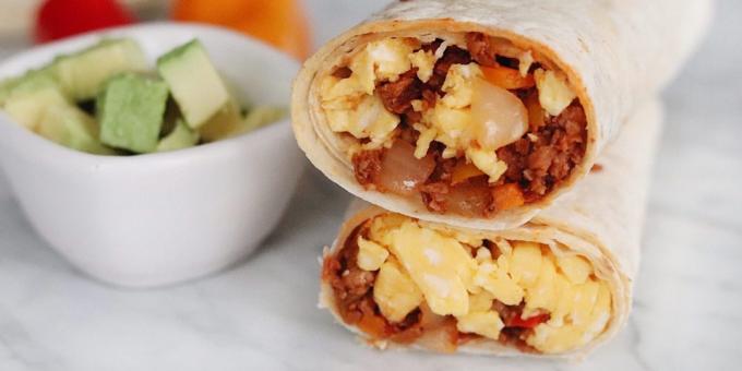 Burrito dengan orak-arik telur dan chorrizo