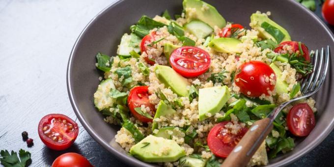 Salad dengan quinoa dan alpukat