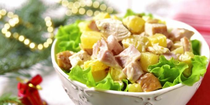 Salad cepat dengan ayam asap dan nanas