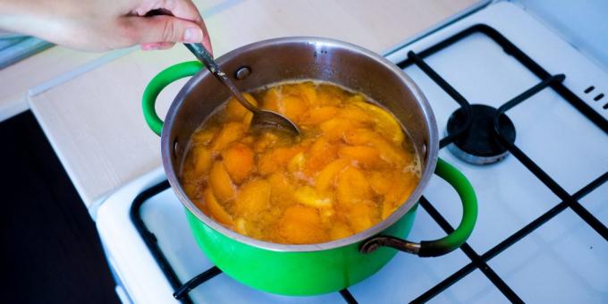Jam dari aprikot dan jeruk: masak selama 20 menit pada panas rendah