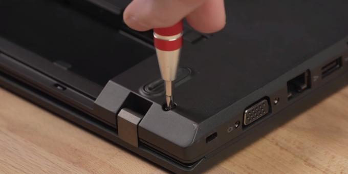 Cara menghubungkan SSD ke laptop: Pasang penutup belakang dan baterai