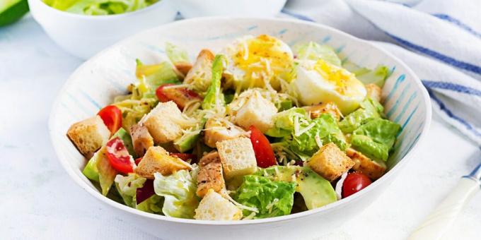 Salad Caesar dengan ayam, telur, dan alpukat