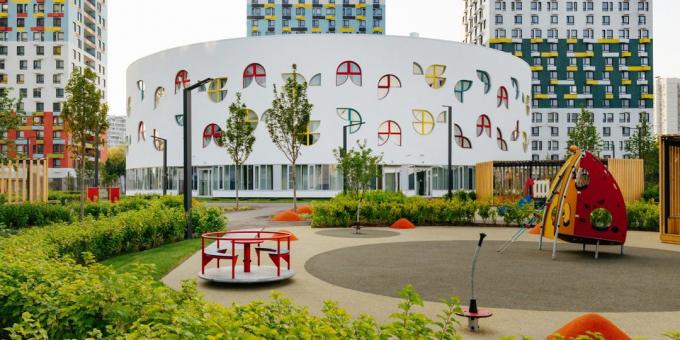 Taman bermain dan elemen lain dari lingkungan: taman kanak-kanak yang baik dekat rumah