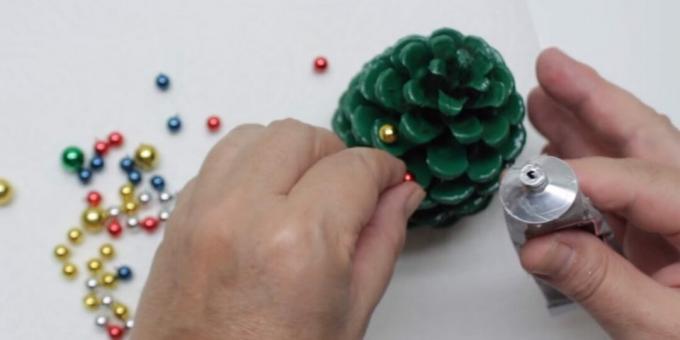 cara membuat pohon Natal dengan tangan Anda sendiri: tambahkan manik-manik