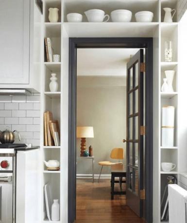 Desain apartemen kecil: rak di sekitar pintu