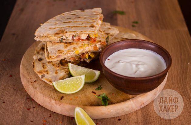 Quesadillas dengan salsa ayam, jagung dan tomat, disajikan dengan krim asam atau saus guacamole
