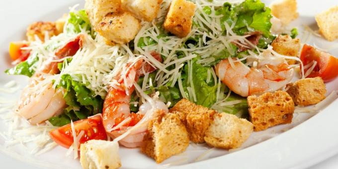 Caesar salad dengan udang: resep sederhana