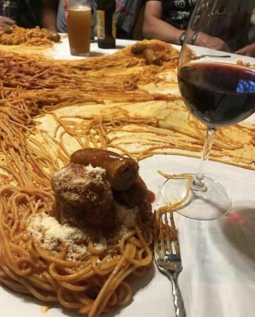 spageti di atas meja