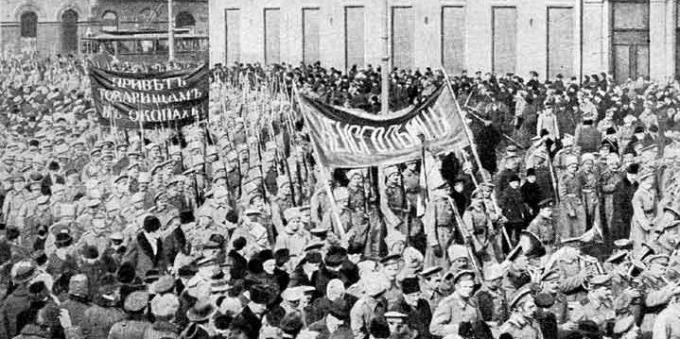 Sejarah Kekaisaran Rusia: Revolusi Februari. Demonstrasi tentara di Petrograd pada hari-hari Februari. 