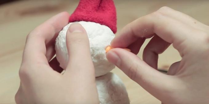 Snowman dengan tangannya sendiri: membuat manusia salju dan bagian lem