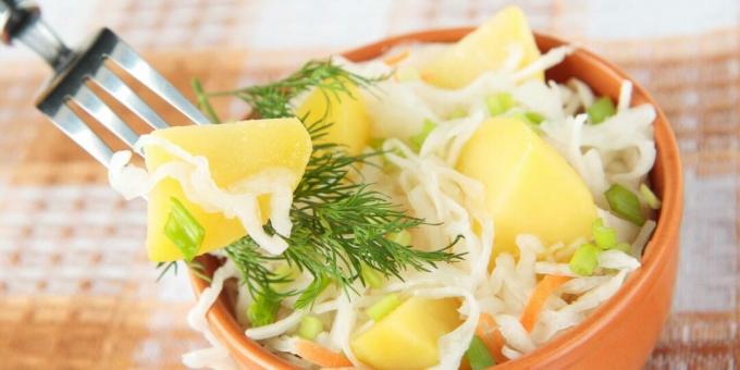 Salad kentang dengan sauerkraut