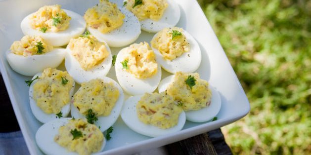 makanan ringan sederhana: Stuffed telur dengan daging