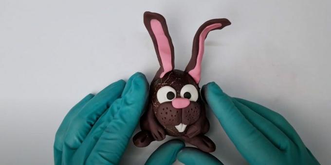Kerajinan DIY untuk Paskah: kelinci dari telur dan plastisin