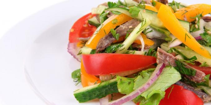 Salad mentimun, tomat dan daging sapi dengan bawang, bawang putih dan rempah-rempah