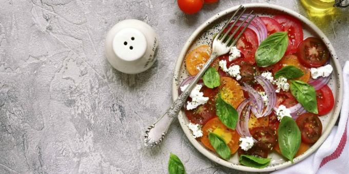 Salad dengan tomat pedas dan keju