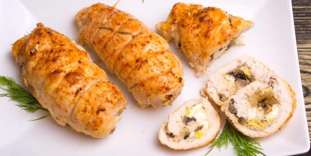 Resep Ayam dalam oven: gulungan ayam dengan jamur dan telur