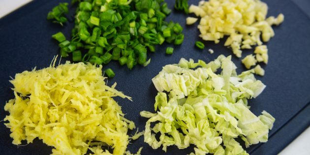 Pangsit Gyoza: potong sayuran dan rempah-rempah