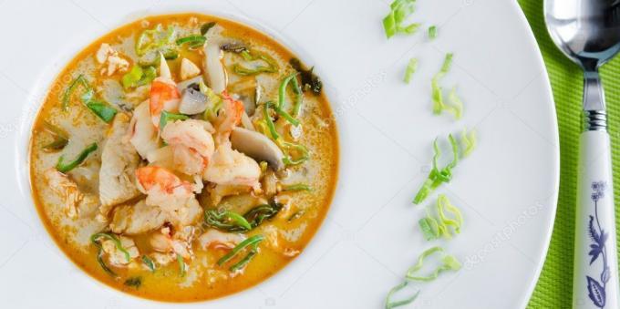 Thai sup "Tom Yam" jamur dan bawang hijau