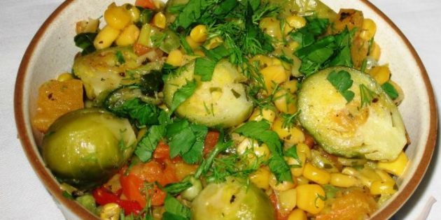 sayuran rebus dengan kubis Brussel, jagung dan labu