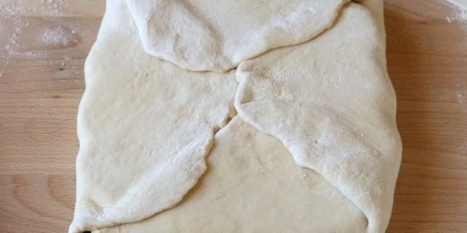 Cara memasak kue serpihan buatan sendiri: Bungkus mentega dalam adonan