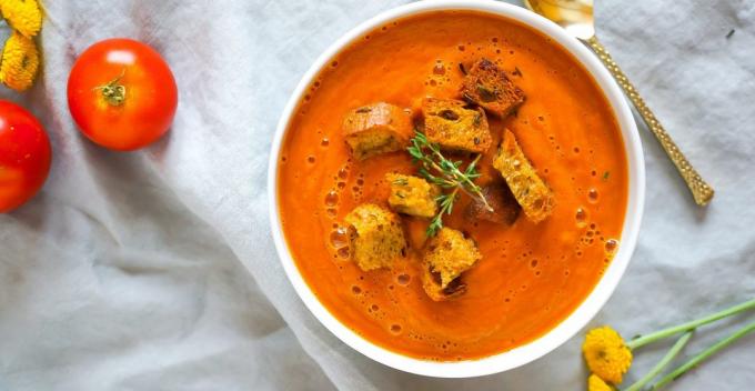 Krim sup tomat dengan kaldu ayam