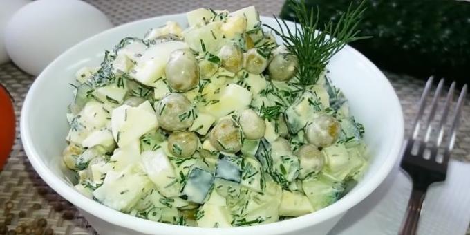 Salad dengan kacang polong hijau, mentimun dan telur