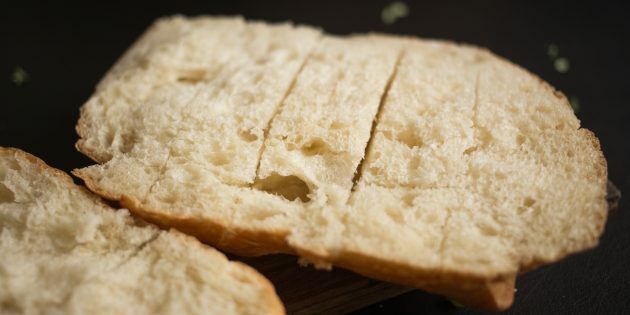 Cara Membuat Crouton Keju Bawang Putih: Potong Sepotong Roti