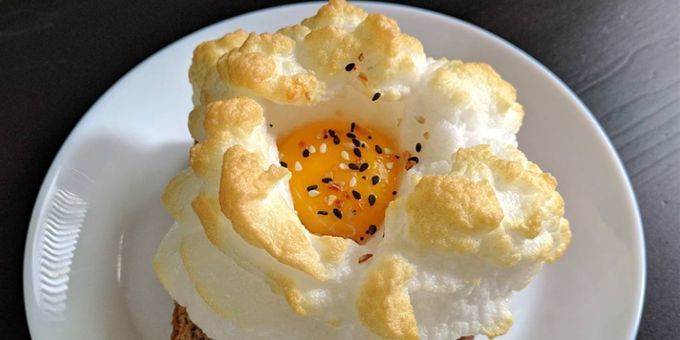 Resep dari telur: kuning pada "awan"