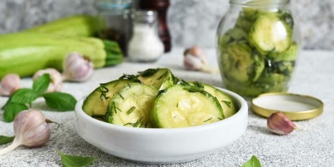 Zucchini diasinkan dengan bawang putih