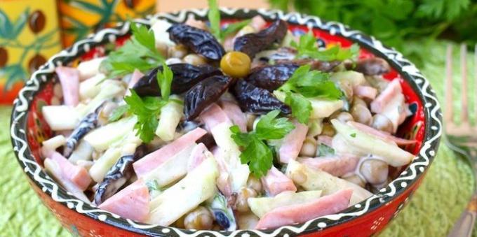 Salad dengan plum, ham dan kacang hijau
