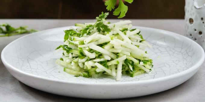 Salad lobak hijau dengan mentimun