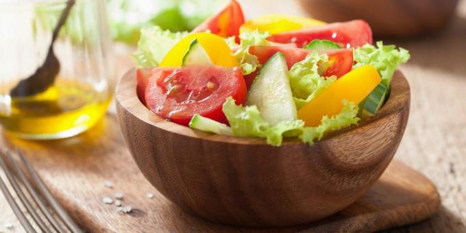 Salad dengan tomat, mentimun, dan paprika