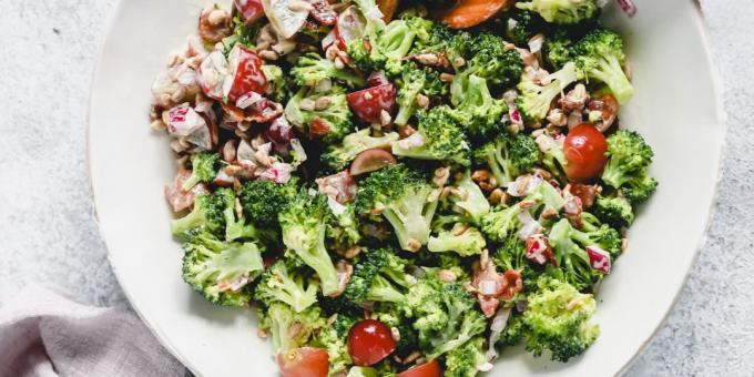 Resep salad dengan brokoli, daging, bawang, anggur dan biji bunga matahari