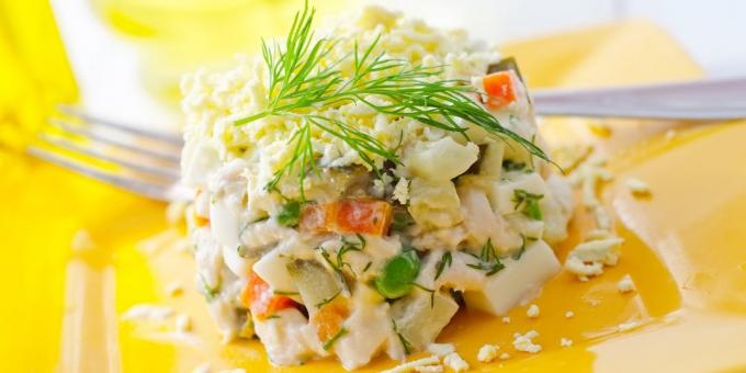 Salad dengan kerupuk ikan cod dan pistachio