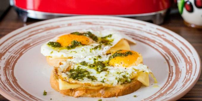 Telur dengan pesto - sarapan enak dalam 5 menit