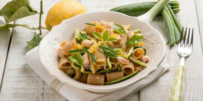 Pasta dengan zucchini dan salmon