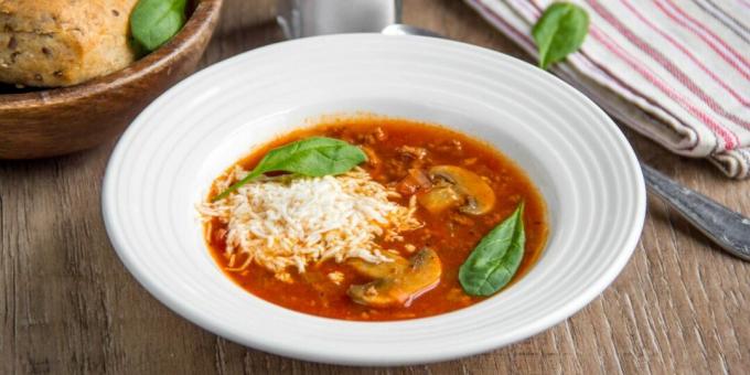 Sup tomat dengan daging cincang dan jamur