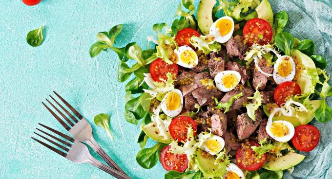 salad hangat dengan hati ayam, alpukat dan telur puyuh