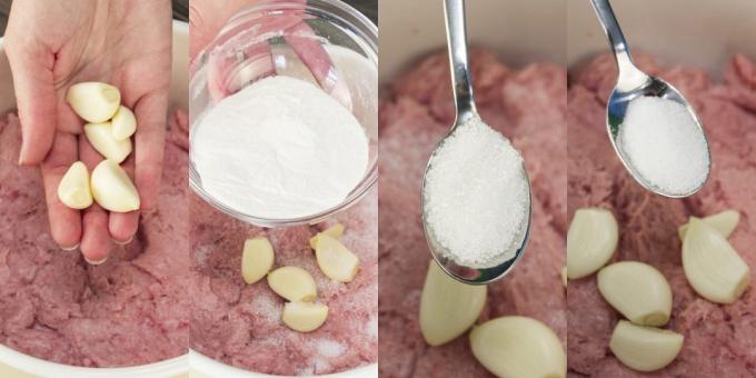 Langkah demi langkah resep untuk sosis buatan sendiri: Tambahkan bawang putih, krim, garam, gula